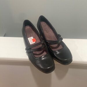 Clarks Mary Janes Black Leather size 9.5 wide minor wear and tear inspect photos